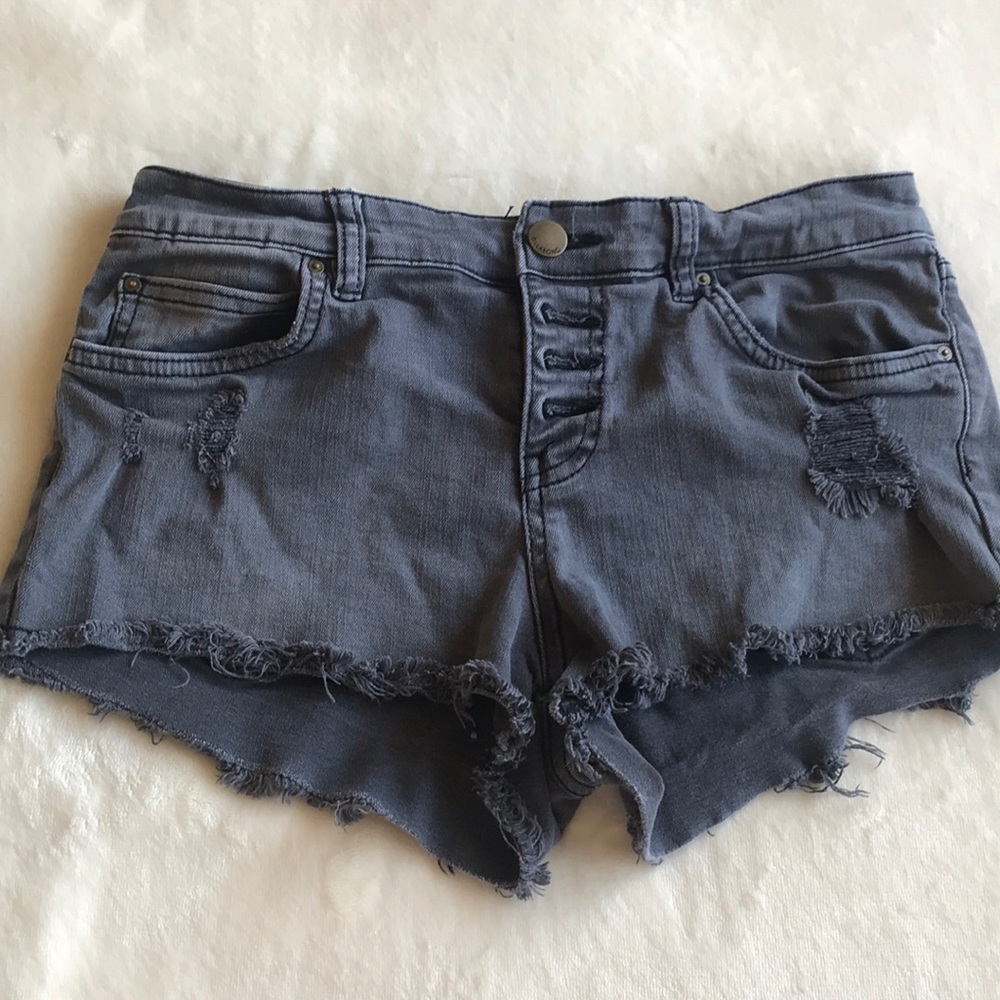 🎧BLACK DISTRESSED BILLABONG SHORTS🌚